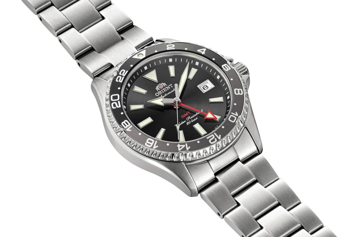 「オリエント マコ GMT」ブラックダイヤル（RN-BC0001B）。6万6000円（消費税込）。