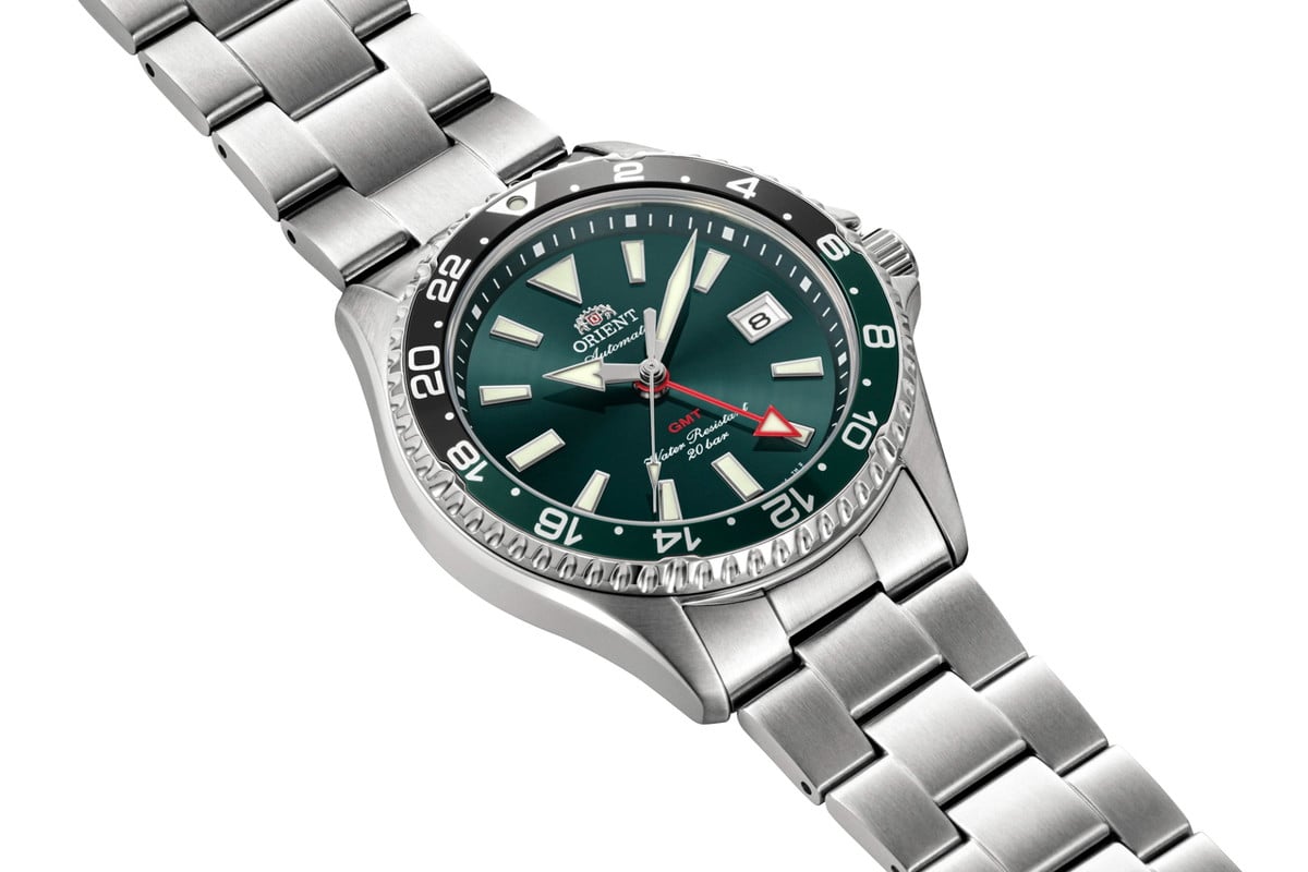 「オリエント マコ GMT」グリーンダイヤル（RN-BC0002E）。6万6000円（消費税込）。