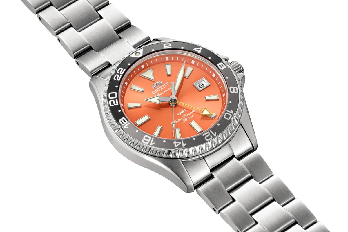 「オリエント マコ GMT」オレンジダイヤル（RN-BC0004Y）。6万6000円（消費税込）。