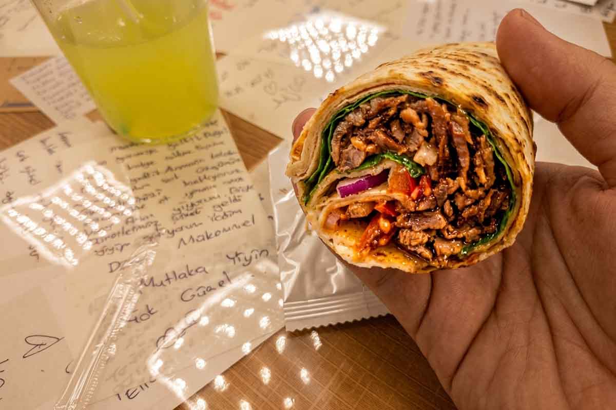 グランド・バザールで食べたケバブ。むちゃくちゃ美味しかった