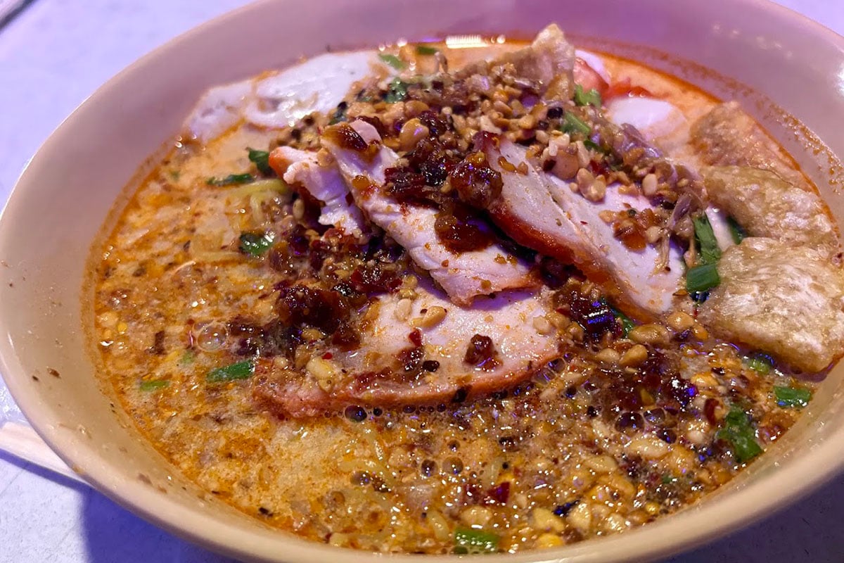 路地の屋台で見つけたココナッツ風味の麺。八角と唐辛子の刺激が、旅の疲労と警戒心を麻痺させていく