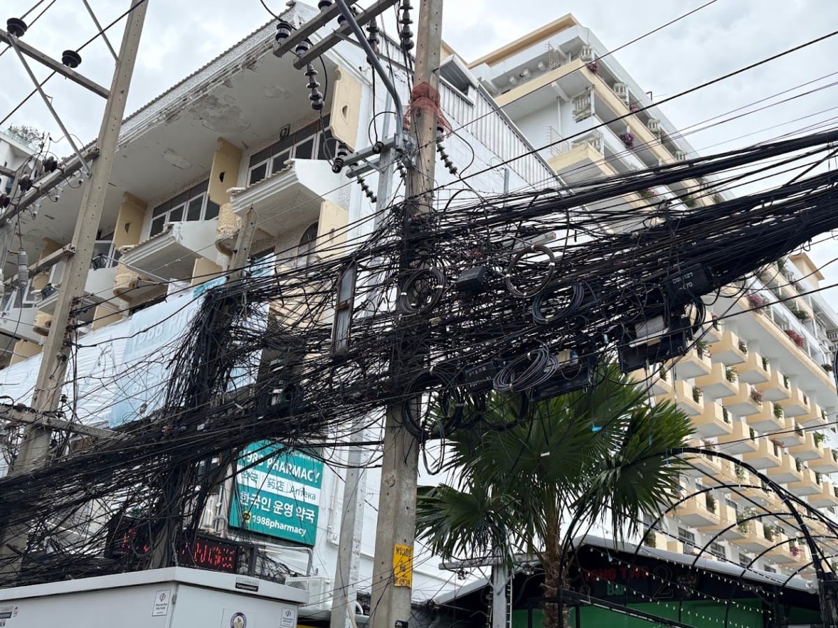 蜘蛛の巣のような電線
