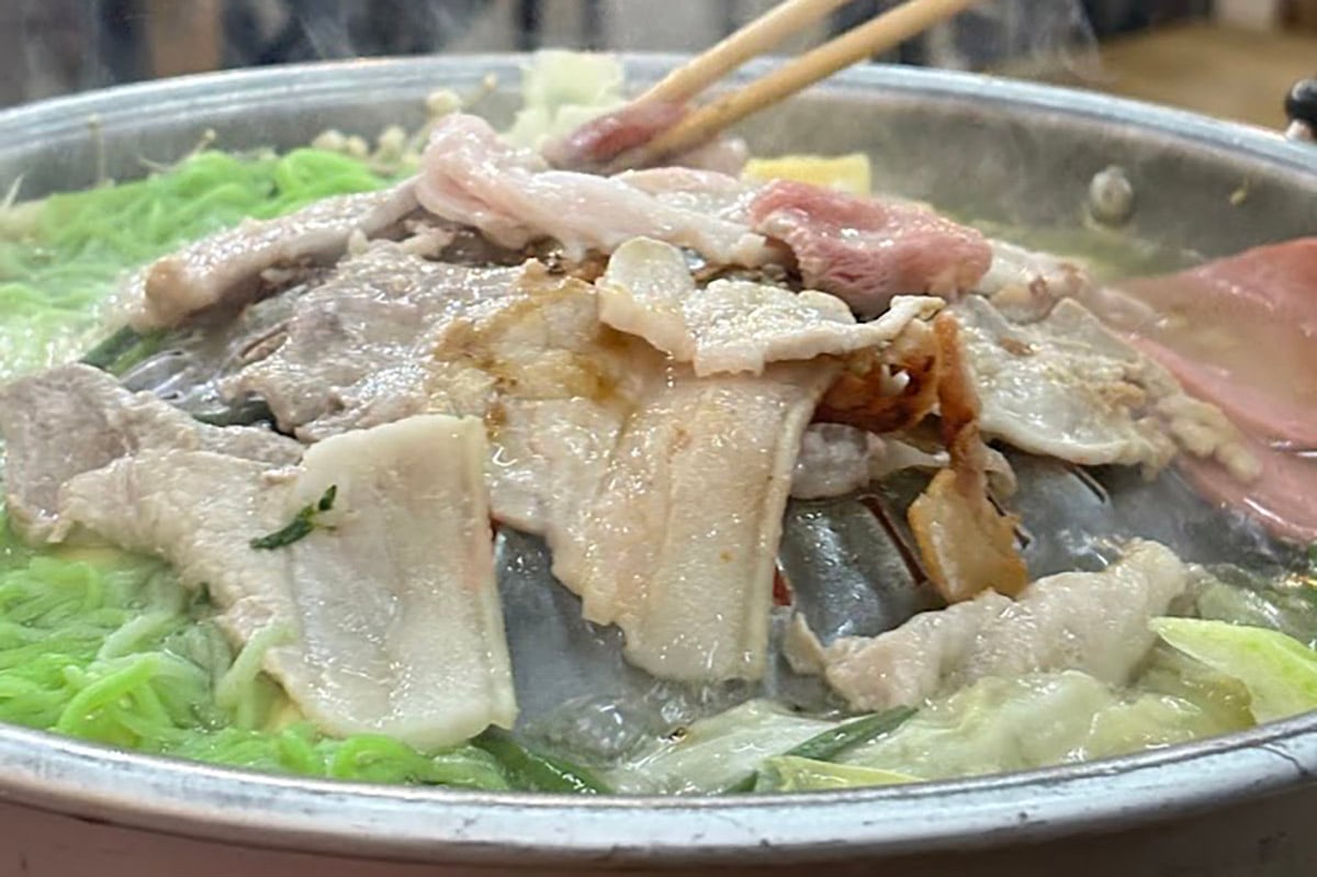 日本で言うところのジンギスカンのような食べ方。中央で肉を焼き、落ちた油とスープが混ざって、そこに野菜や麺を投入する