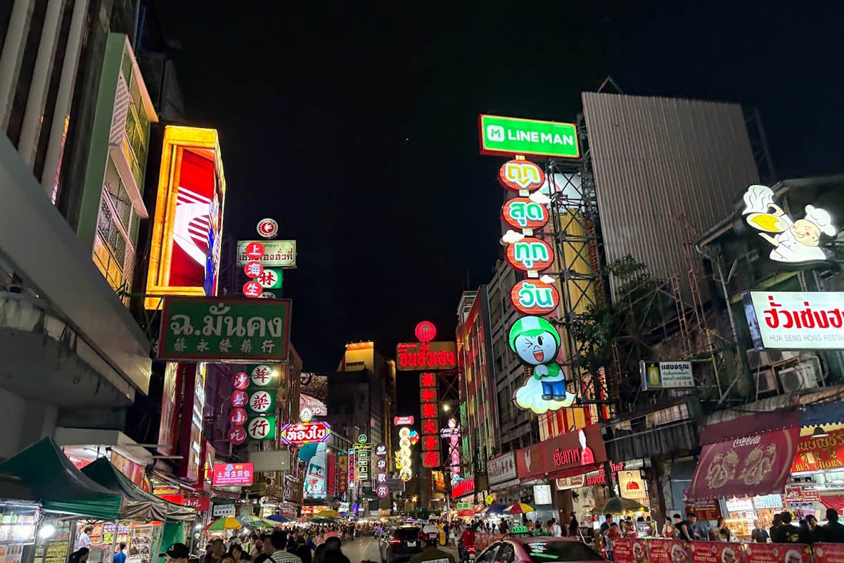 日本観光客も多く見られる夜のバンコクもまたカオス