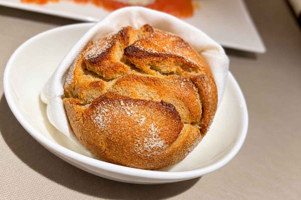これが「The Oldest Bread(世界最古のパン)」。1万2000年前に始まったとされる小麦の種や古代の製法を再現したもの