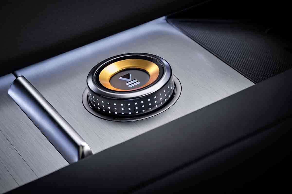 世界初公開された新型「ポールスター4 SUV」