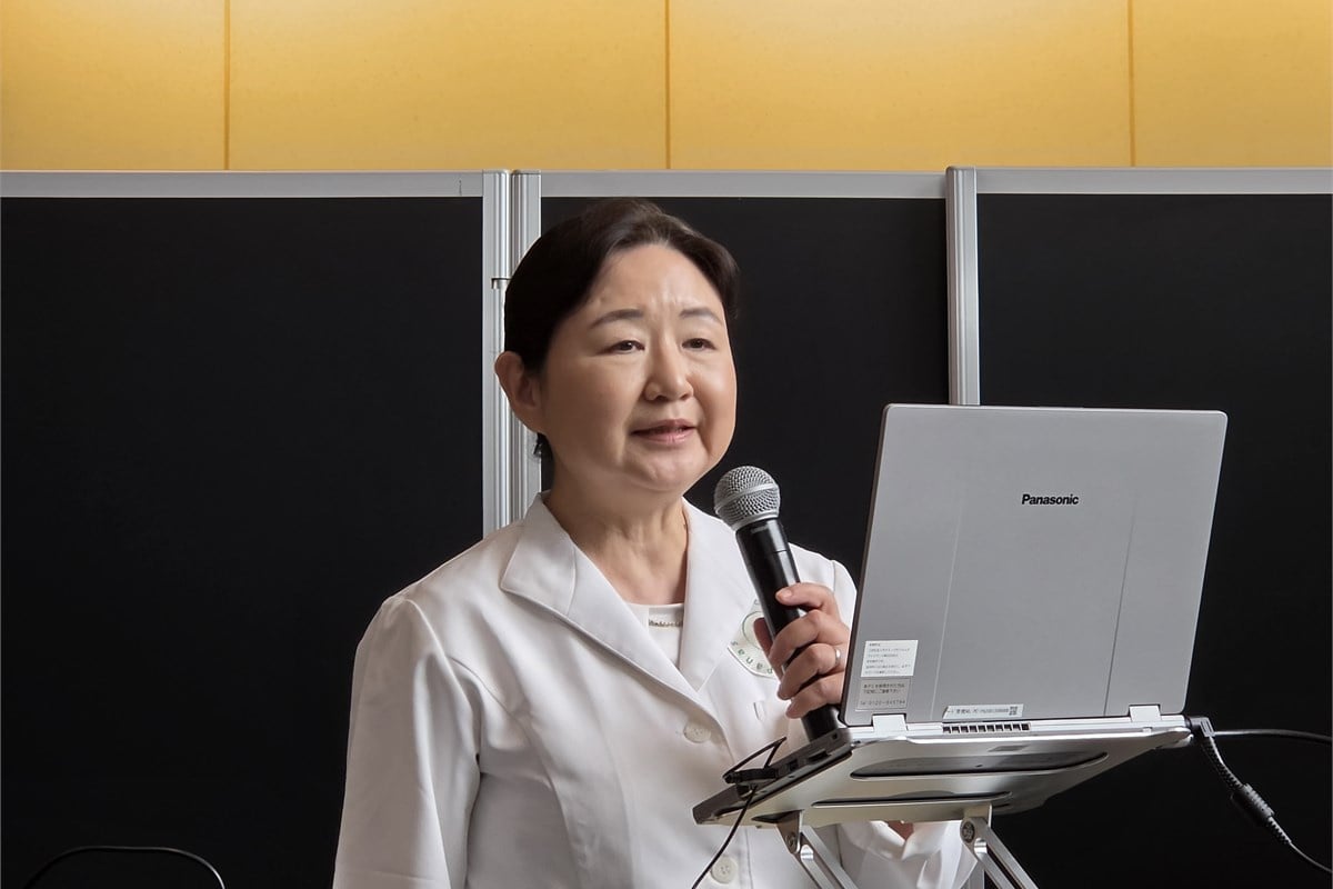 Panasonic Cooking @Labの炊飯部で、ごはんのおいしさを研究する加古さおりさん。発表会では、香りや外観、食感、余韻まで人が食べて確かめる官能評価のポイントを解説した。