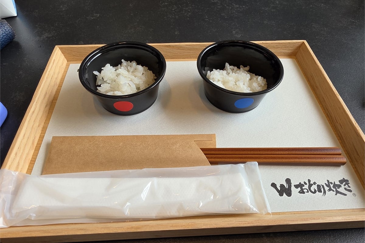 最初の試食では、家庭で約2週間保存した状態を想定した乾燥米を新旧モデルで比較。赤印が2026年モデルX9E、青印が2025年モデルX9Dで、粒のハリやふっくら感の違いを確かめた。