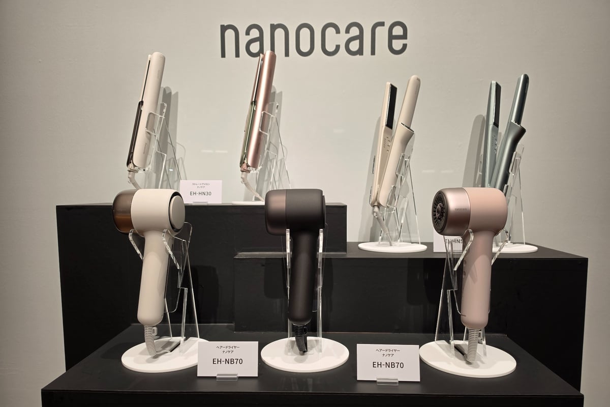 新しいナノケア「EH-NB70」。手前に並ぶ3色の本体は、従来機より短いヘッドが目を引きます。髪のケアだけでなく、乾かす速さや取り回しまで含めて、この小さな道具に込められた設計を見ていきます。