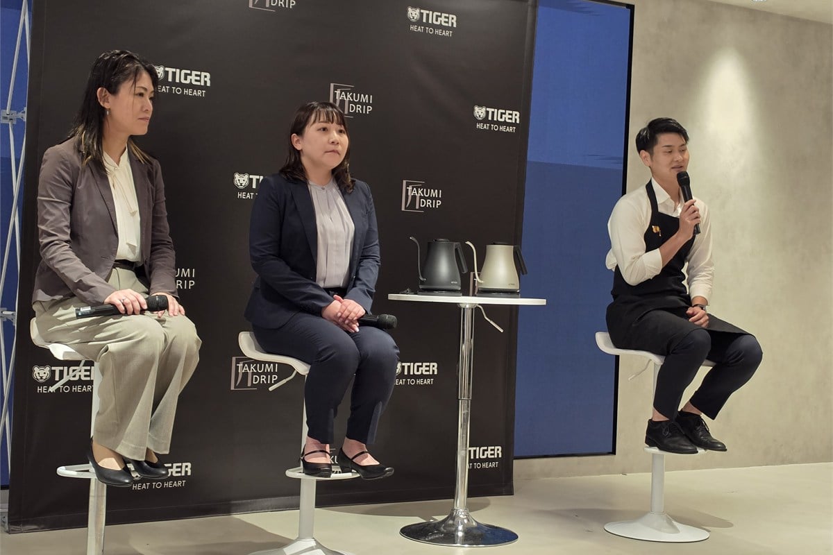 製品を囲んで行われた発表会のトークセッション。開発では、コーヒーを細く注ぐ性能だけでなく、カップ麺などに必要な量を注げる使い勝手も追求。専用道具に振り切らず、日常使いとの両立を目指した。