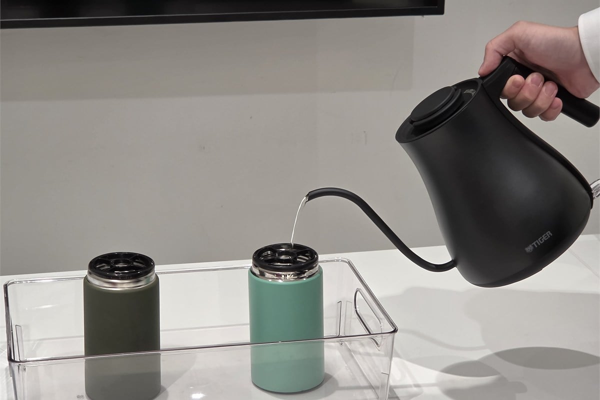 ボトルの口を狙って水を注ぐ体験展示。ハンドルを持ったときに自然に傾く角度と、水が出始める角度を近づけた重心設計により、手首で大きく角度を補正する動作を減らすことを狙っている。