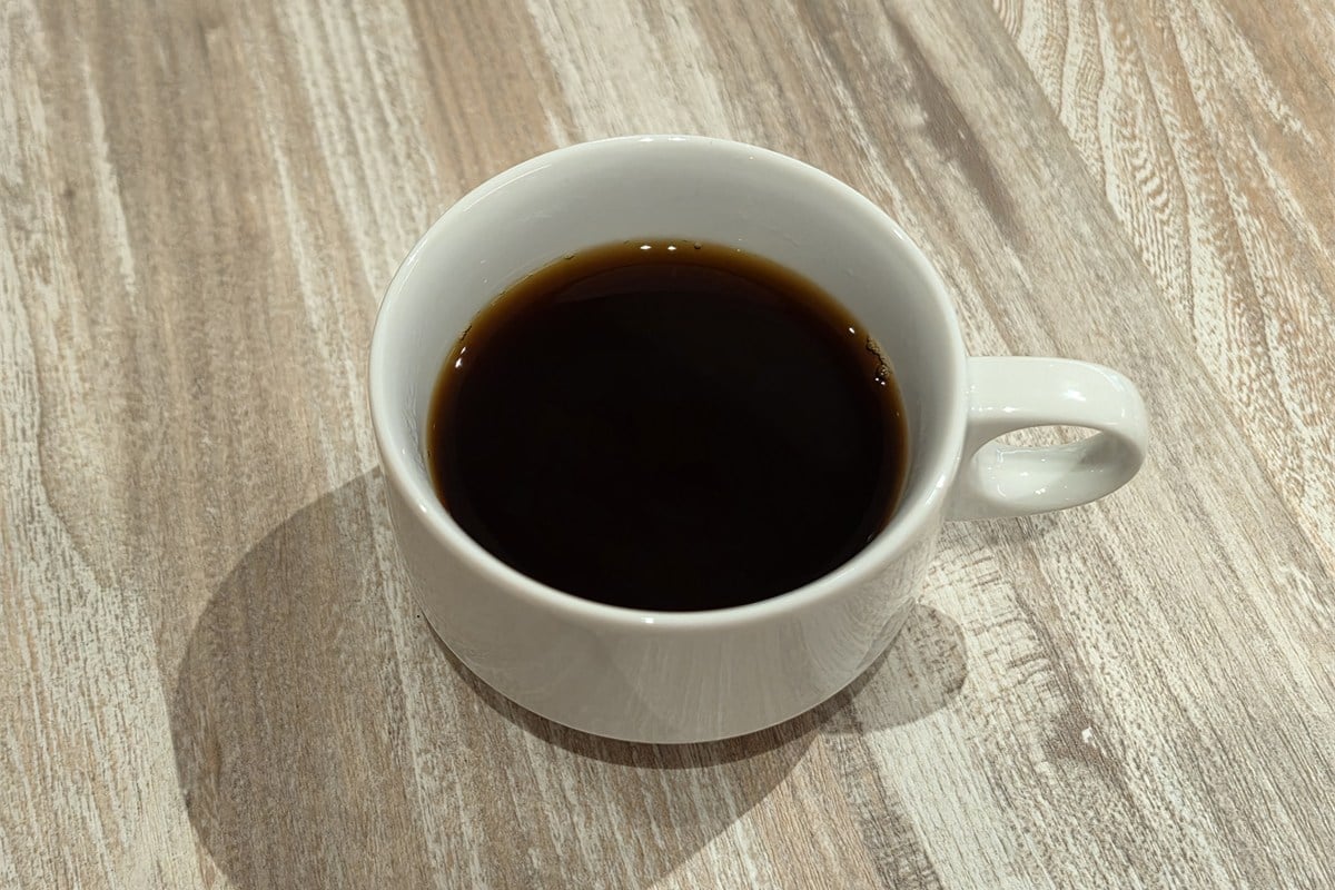 会場で試飲したコーヒー。講師は、豆の種類だけでなく注ぐ勢いや位置も味わいに影響すると説明した。ケトルを選ぶことは、速さや安全性を確かめるだけでなく、いつもの一杯を自分好みに淹れる楽しみにもつながっている。