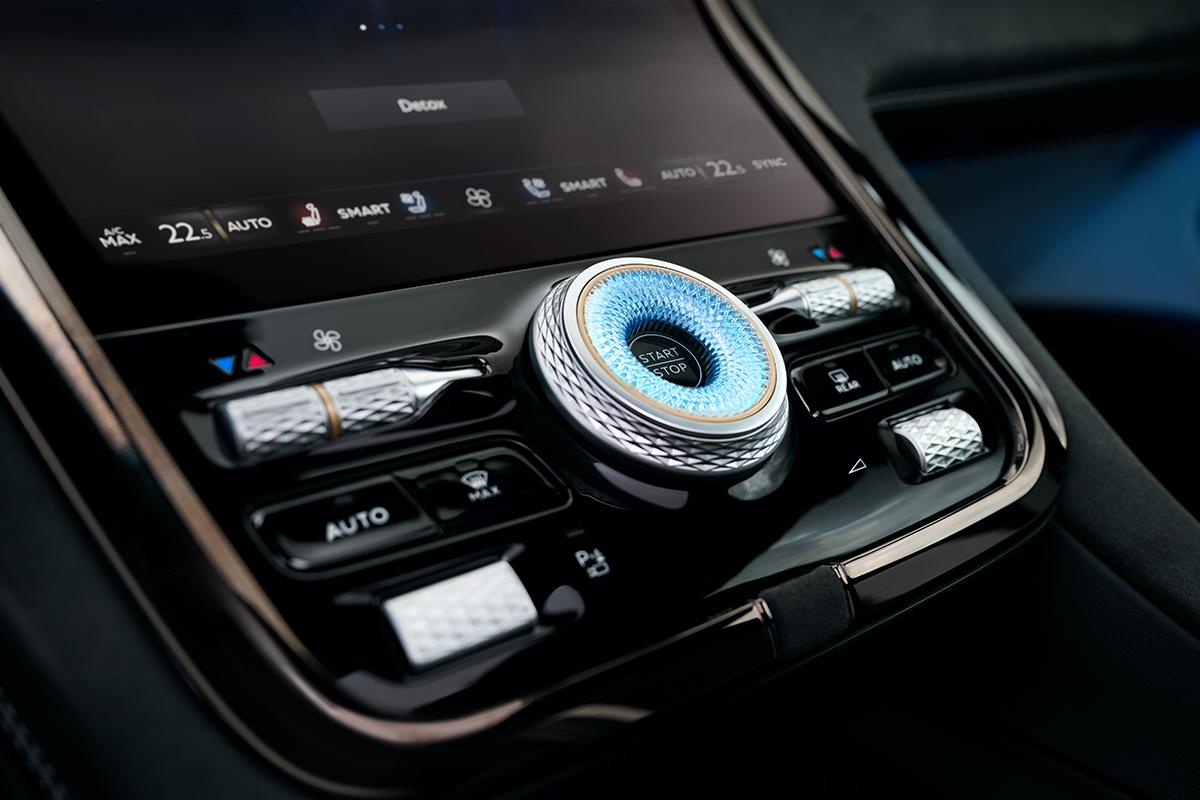 世界初公開されたベントレー新型「トルカル」