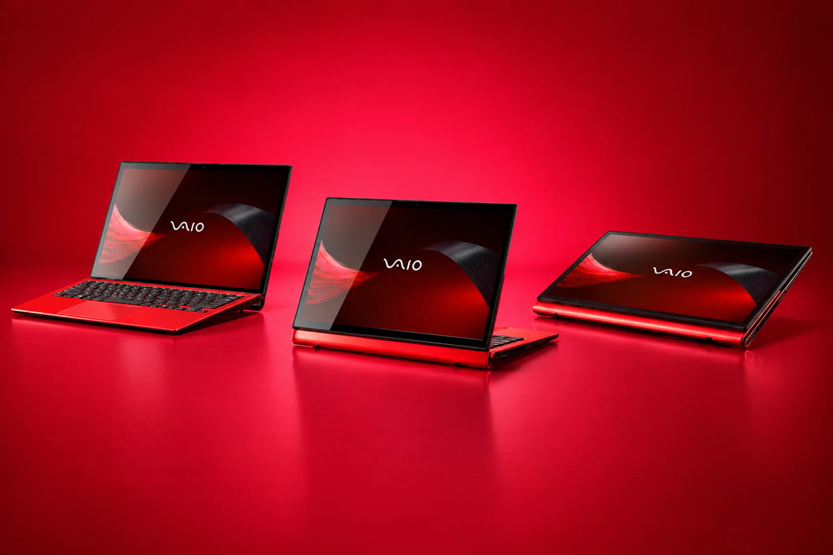 VAIO TをノートPCモード、ビューモード、タブレットモードで見せたキービジュアル。画面の位置を変える独自機構が、使う場面に合わせてPCの姿を変えることを端的に伝えます。
