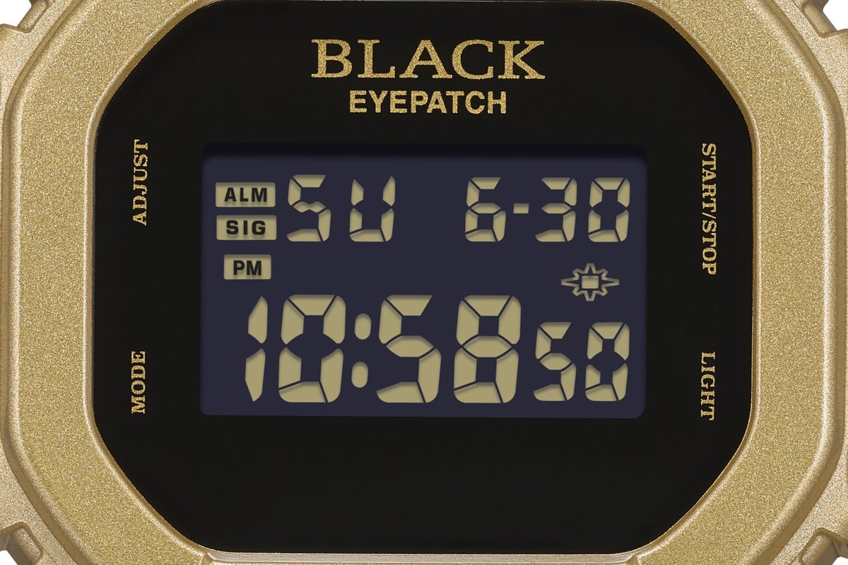 フェイス上部には「BLACK EYE PATCH」のロゴをゴールドで配置。ブラックのフェイスとのコントラストが鮮烈だ