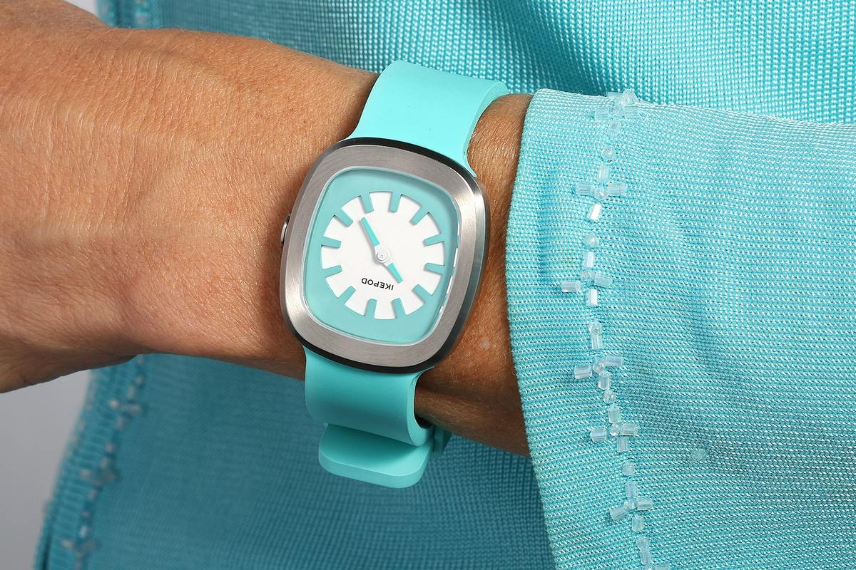 「Robin’s Egg Blue」の着用イメージ。ストラップとウェアの色を合わせたスタイリング。