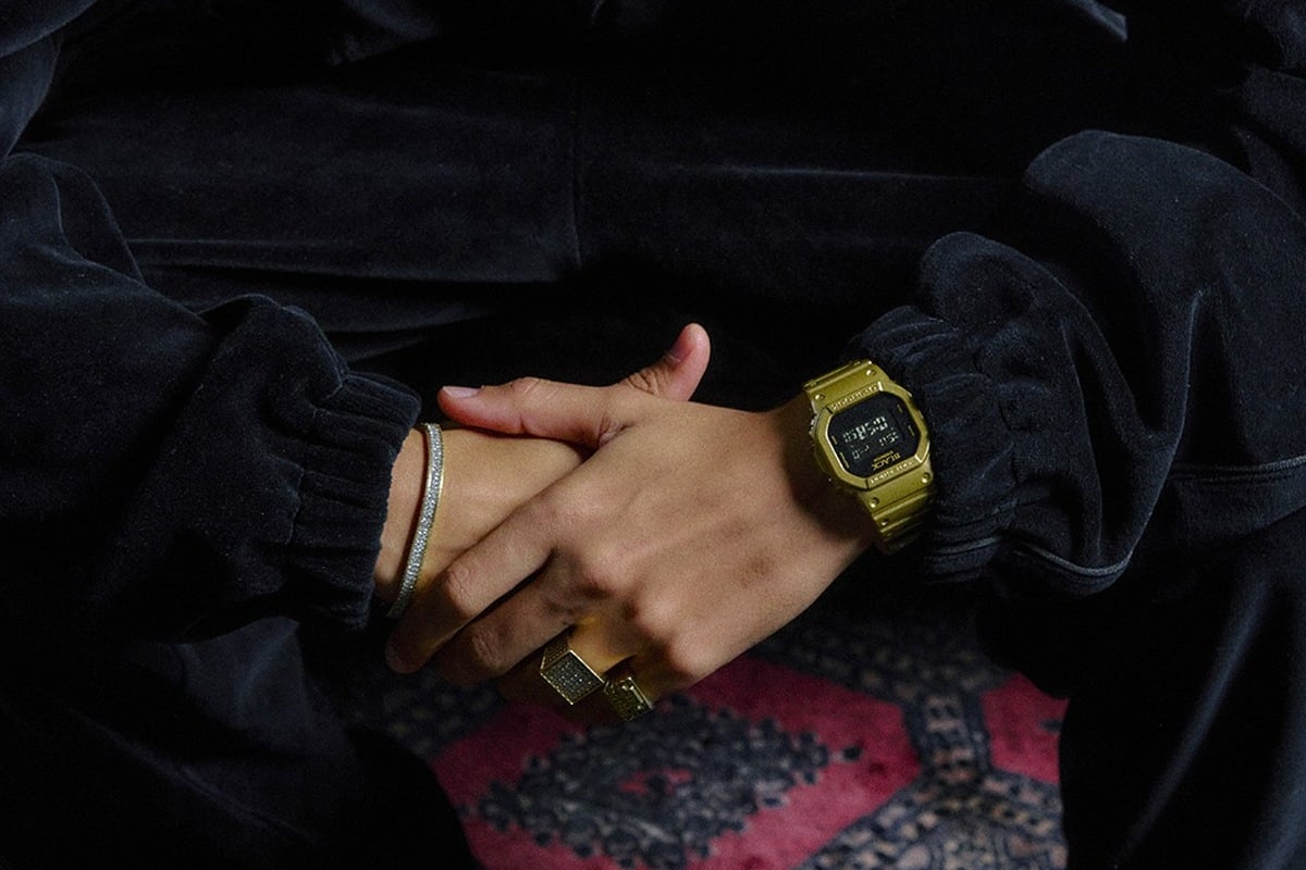 手元に視線を集めるゴールドカラー。BlackEyePatchらしいストリート感とG-SHOCKのスクエアフォルムを組み合わせた。