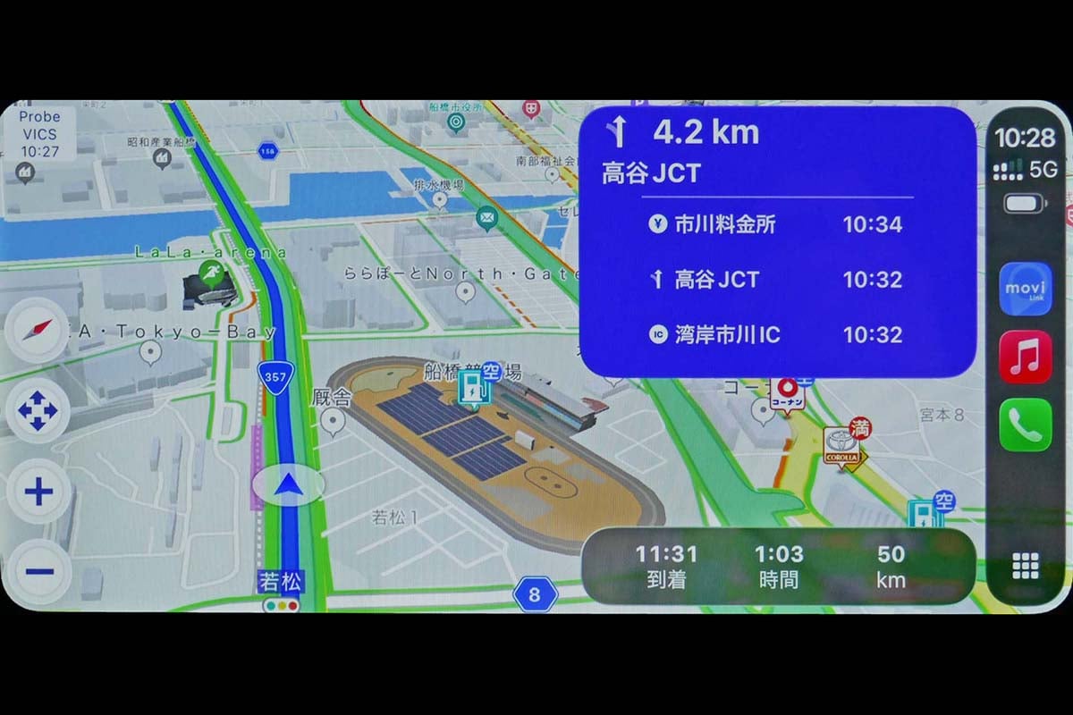 地図表示を「3D」モードにして高速道路を走行。著名な施設はスケールも合わせたリアルなアイコンで表示した