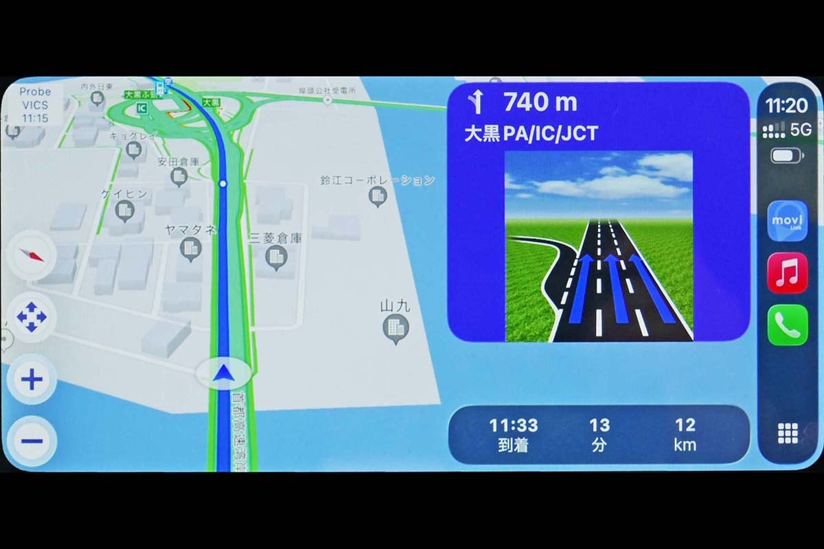 高速道路での分岐点では車線ガイドを伴う案内表示で進行方向へと誘導する
