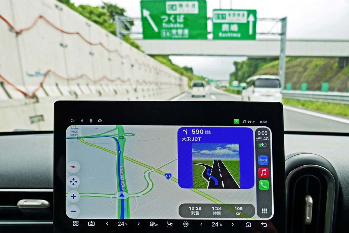 高速道路でのJCTでの案内の様子。1km手前から拡大図を表示して進行方向を案内していた