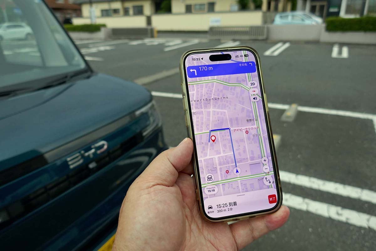 目的地近くの駐車場に到着後は、そのルートをスマートフォンに引き継いで案内することができる