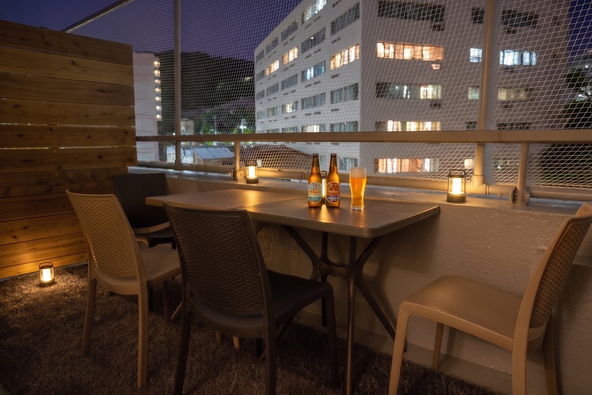 熱海の商店街で見つけたお気に入りの惣菜や地酒、ワインを片手に乾杯