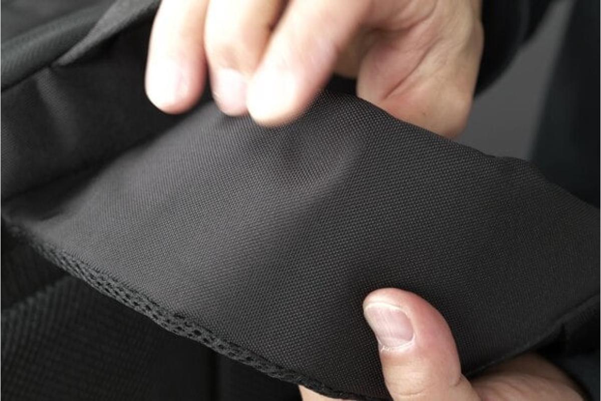 別注の高密度フォーム採用のショルダー