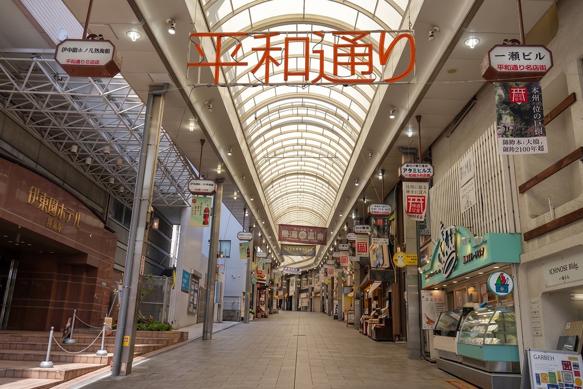 商店街のあちこちから漂ういい香り。気になるグルメを片っ端からテイクアウトして、テラスで広げるのが楽しみ方