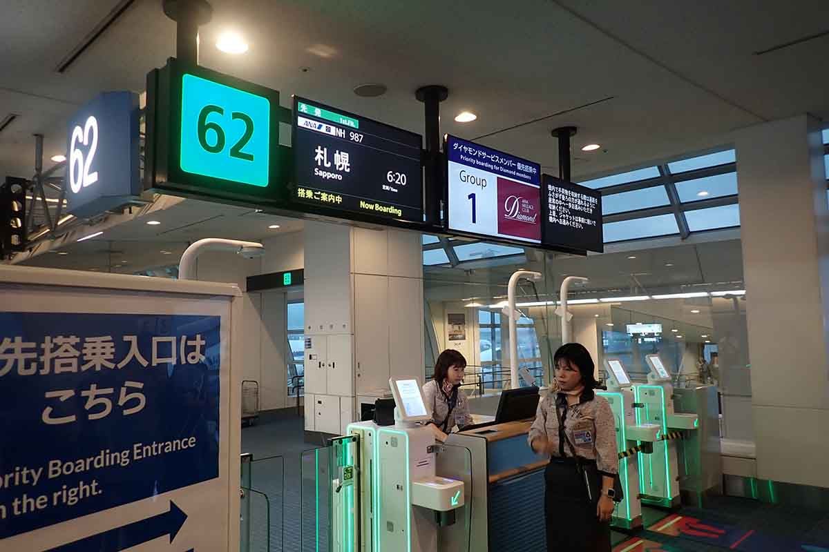 羽田空港6時20分発のANA987便で新千歳空港へ。特典航空券を利用、必要マイルは往復1万7000マイルだった