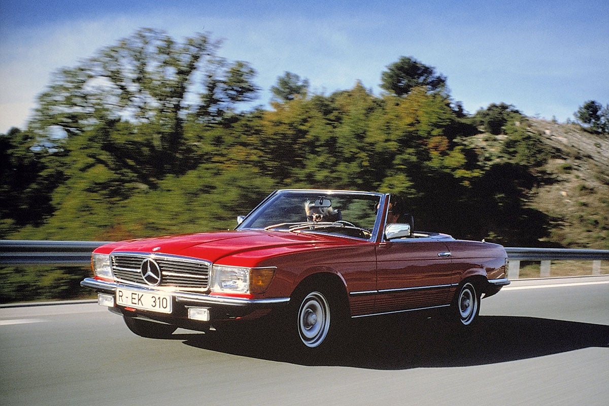 1971年から1989年まで生産されたラグジュアリーな2シーターオープン。先代の“W113”型より大きく豪華になっている