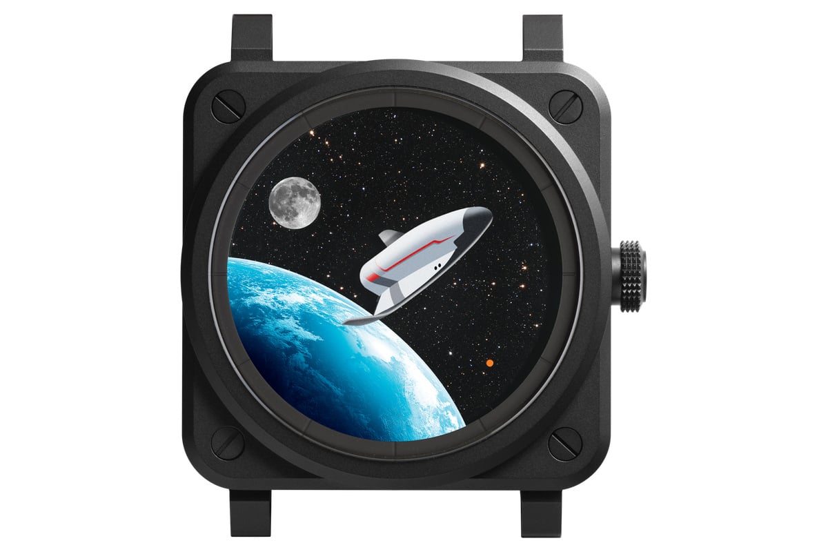 月が時を、宇宙船の機首が分を示す。地球と月は透明な回転ディスク上にプリントされている