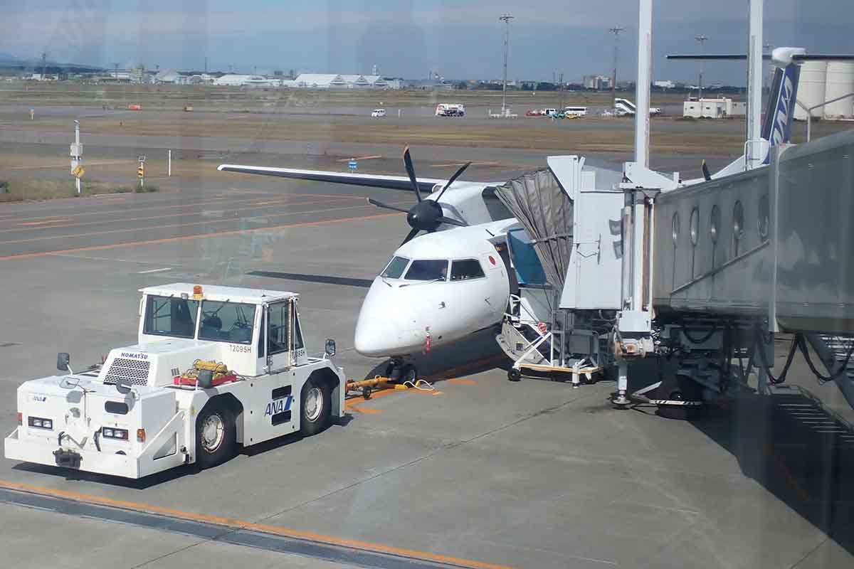 新千歳空港から稚内空港へは、プロペラ機の「デ・ハビランド・カナダ Dash 8-400」に搭乗