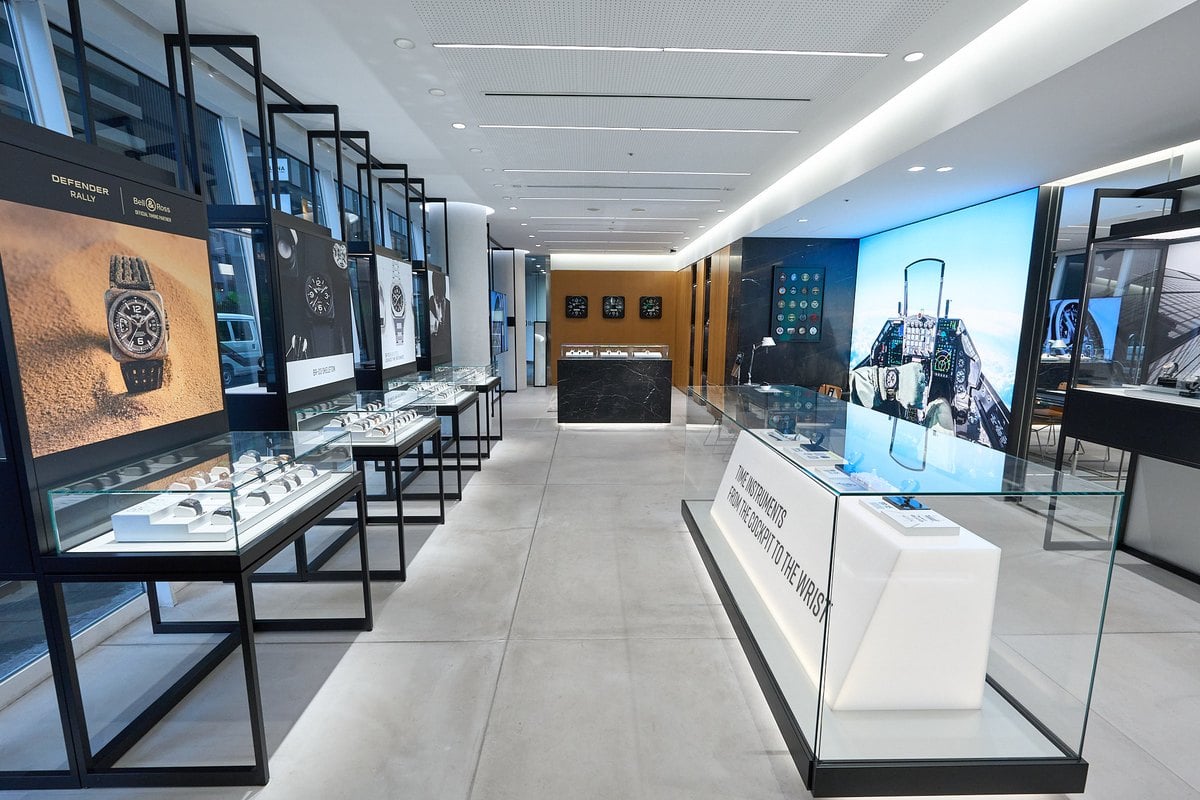 ベル＆ロスのブティック。航空機のコックピットをモチーフにしたビジュアルなど、店内にもブランドのルーツである“航空”の世界観が色濃く表現されている