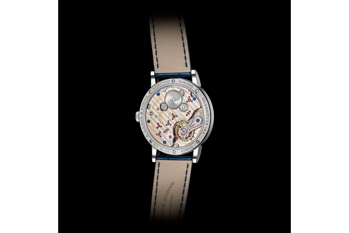 サファイアクリスタルのケースバックから自社製キャリバーL051.2を鑑賞できる。外周には限定モデルの個体番号を刻印