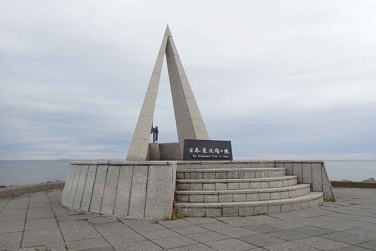日本最北端の地、宗谷岬。日中は記念撮影のための長い列ができるので、早朝の訪問がおすすめ