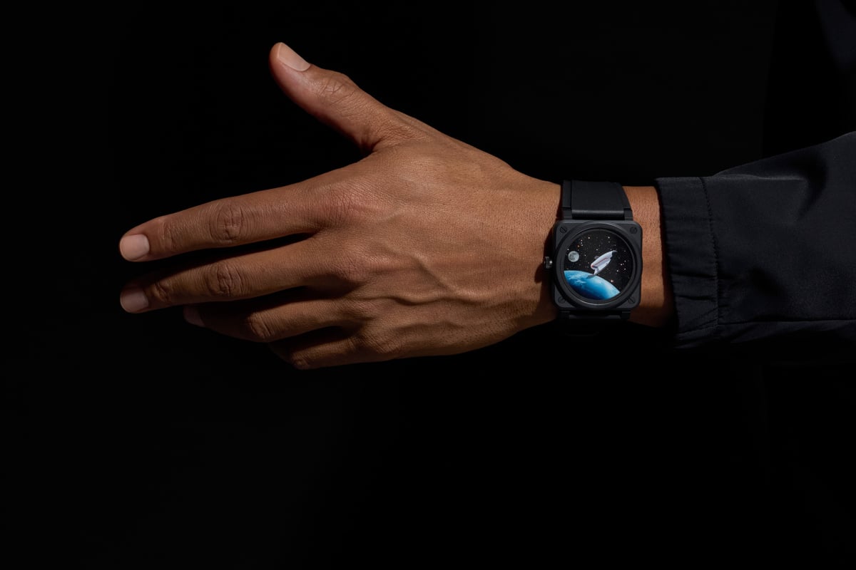 ブラックラバーストラップを組み合わせた着用イメージ