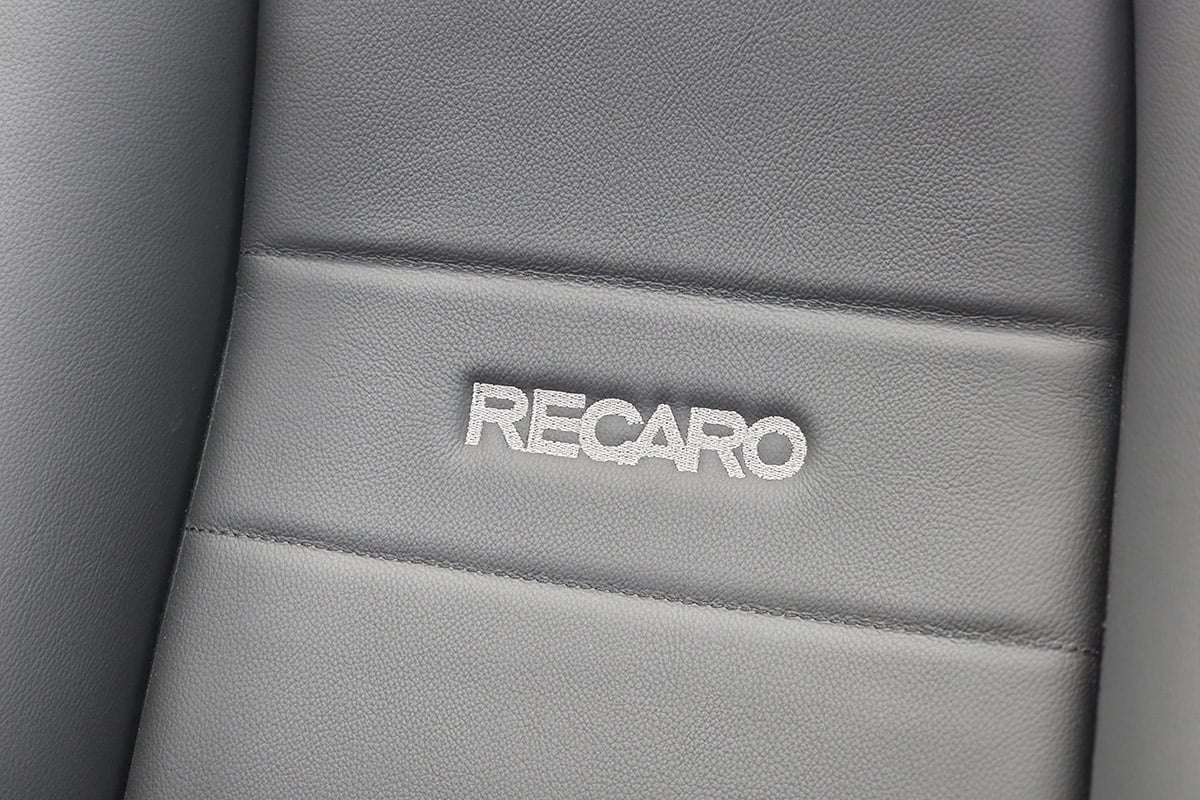 シート表皮に刺しゅうされた「RECARO」のロゴ。機能性とデザインを両立させるという考え方は、細部の仕上げにも貫かれている