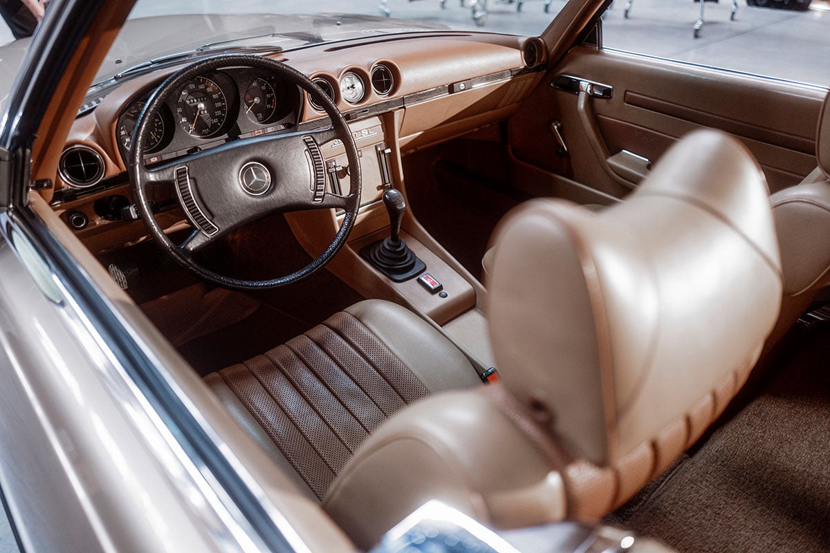 “W114”型などのコンポーネントを活用して開発された“R107”型