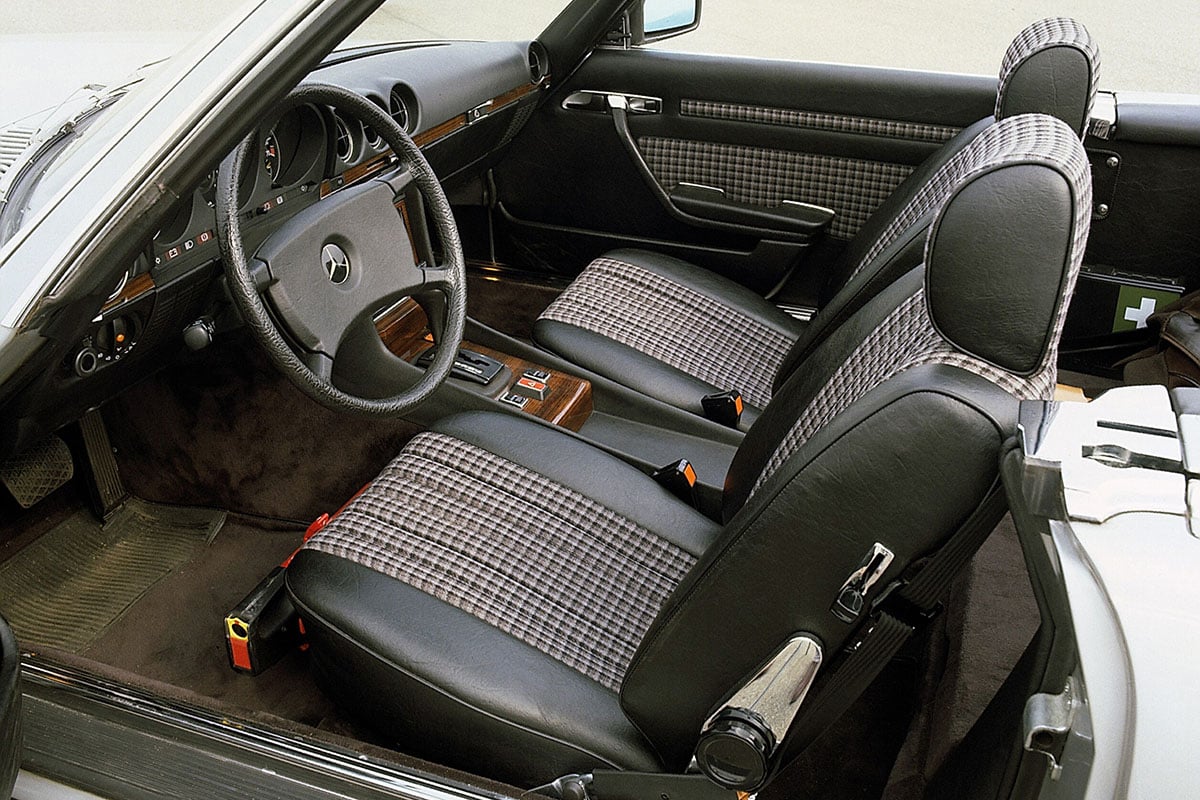 “W114”型などのコンポーネントを活用して開発された“R107”型