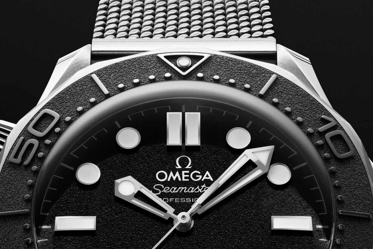 ブラックセラミック製ベゼルリングとブラックのグレインダイヤルを採用。無骨な質感を活かしたクールな表情です。