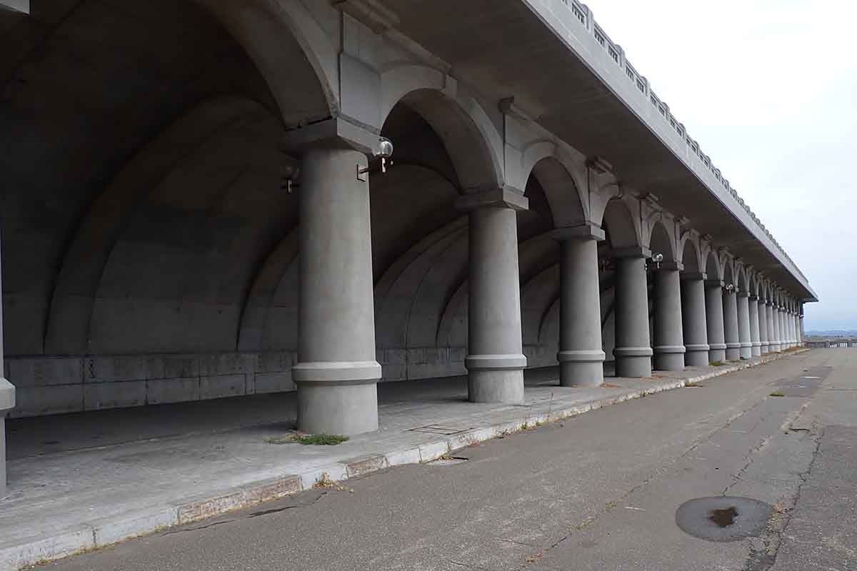 稚内駅の北にある「稚内港北防波堤ドーム」。樺太（サハリン）への連絡船乗船の利便のために作られた