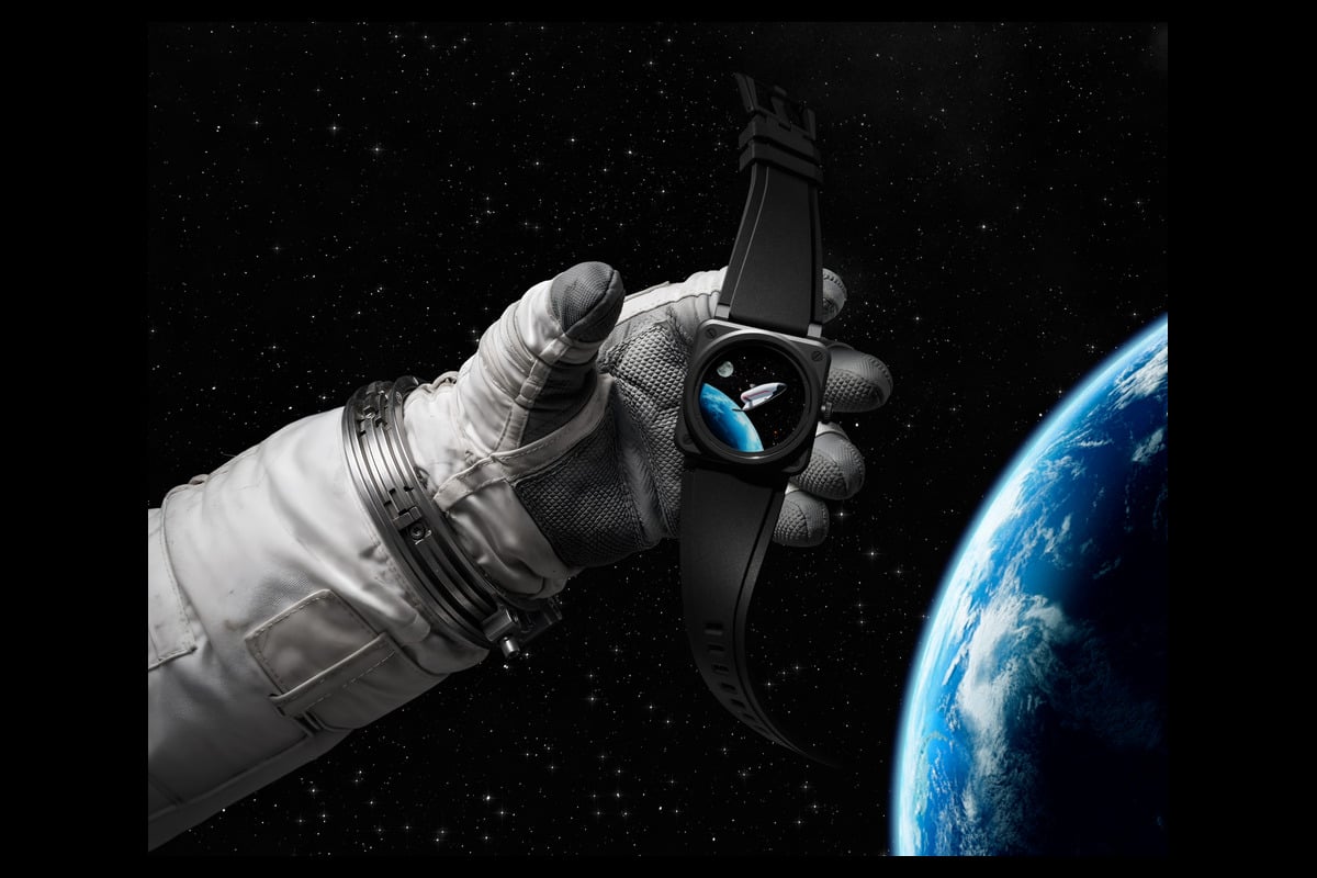 宇宙服のグローブに縦向きの時計を配した公式イメージ