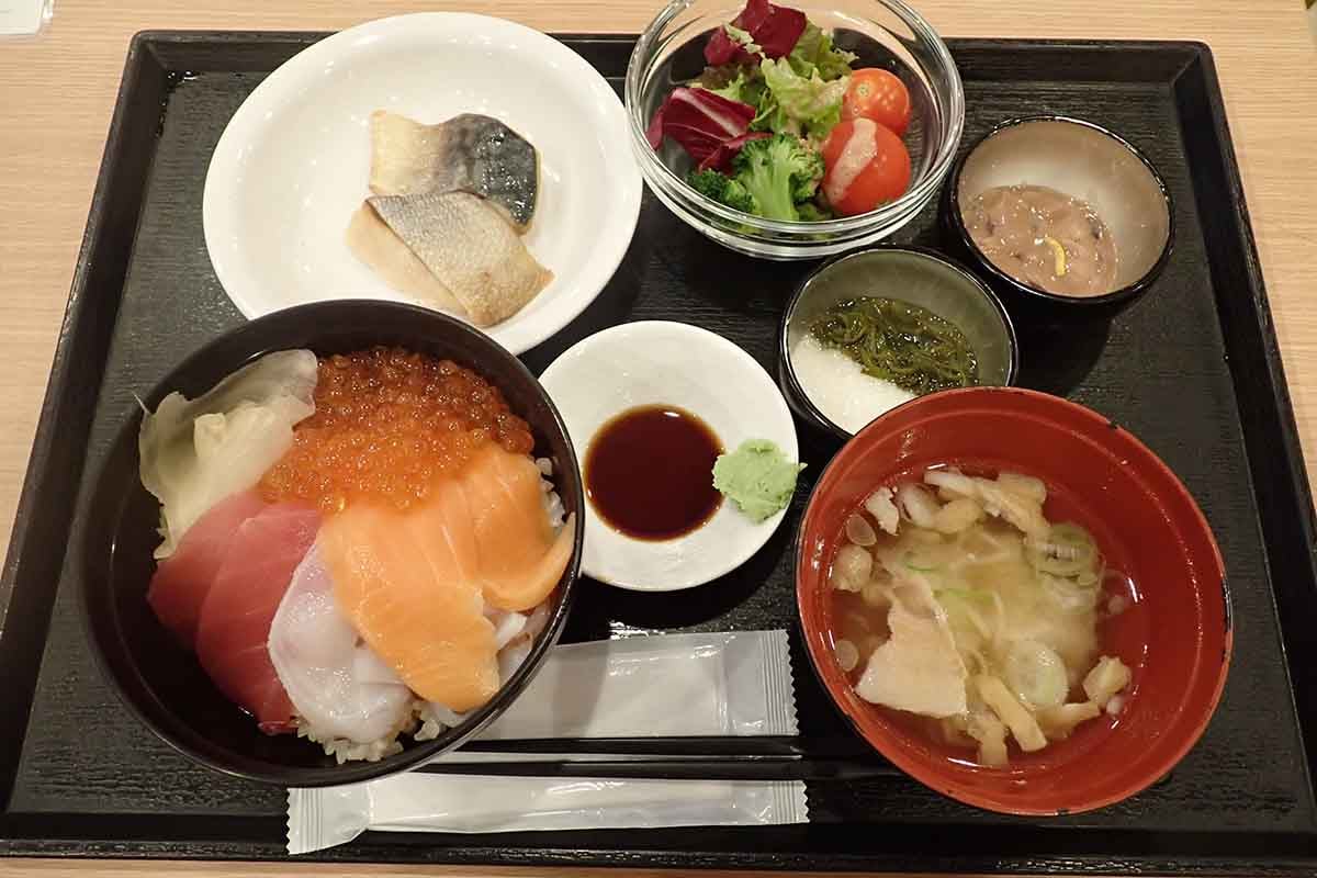 北海道の楽しみのひとつは、ホテルの朝食ビュッフェ。朝から「海鮮丼」の“無限おかわり”も可能
