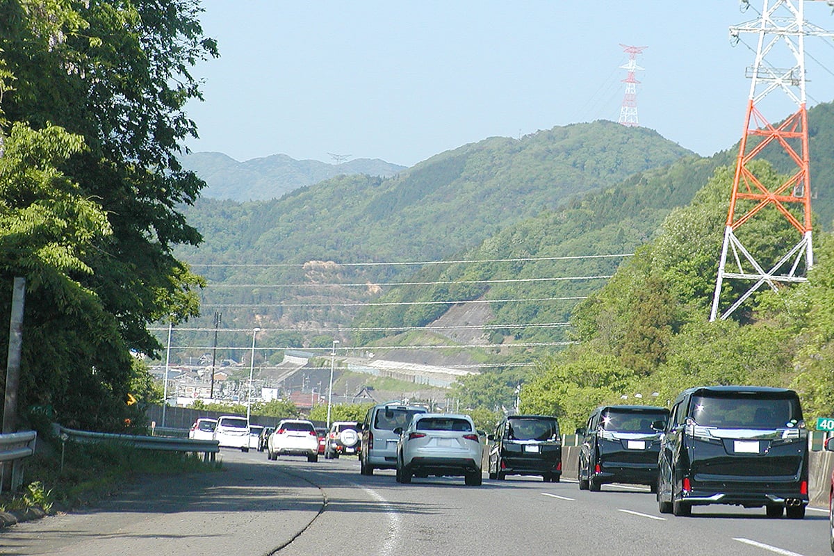 渋滞がよく発生する場所は、「サグ部」と呼ばれる下り坂から上り坂へと切り替わる谷のような地形の場所