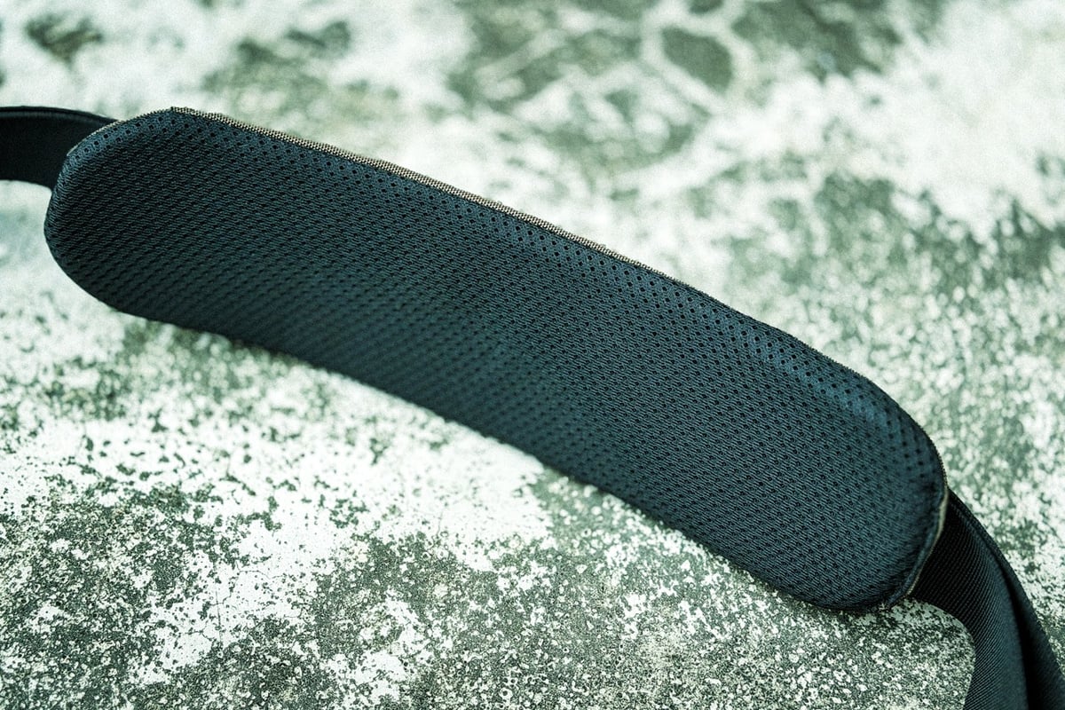 肩への負荷を軽減する肉厚な可動式ショルダーパッド。身体に触れる裏側にはメッシュ素材を採用し、蒸れを抑えやすい仕様です。