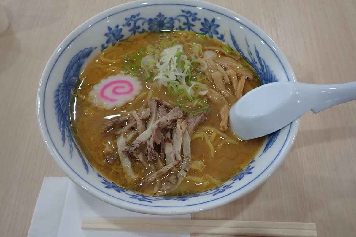 「レストハウスサロベツ」でいただいた「みそラーメン（赤）」は、ぴり辛で美味