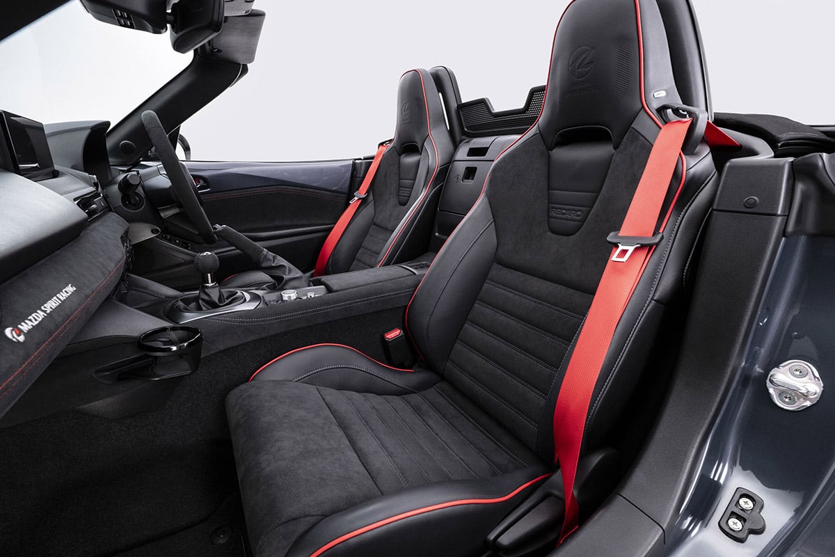 「マツダ・スピリットレーシング ロードスター12R」のレカロシート。限られた室内空間で、スポーツ走行時のホールド性と日常の乗降性を両立させた