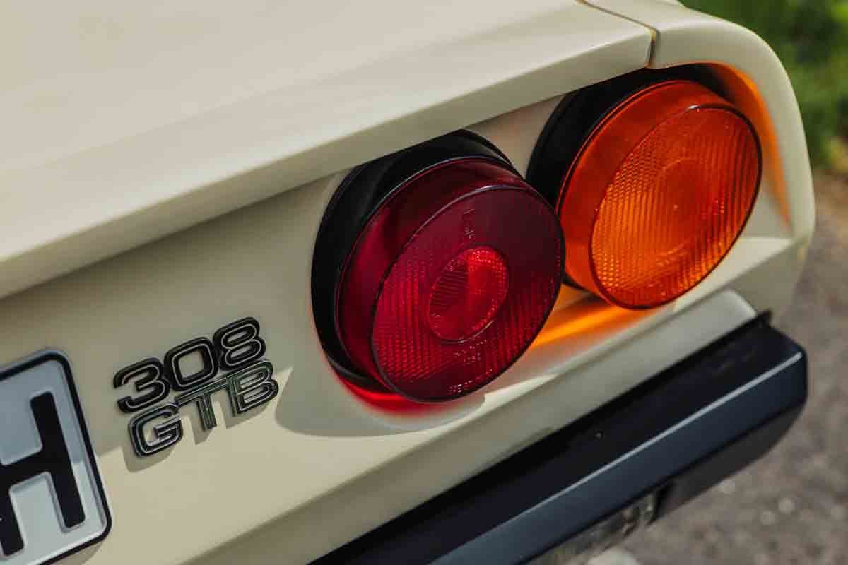 オークションに出品予定の1976年式フェラーリ「308GTBヴェトロレジーナ」(c)2026 BROAD ARROW Auctions