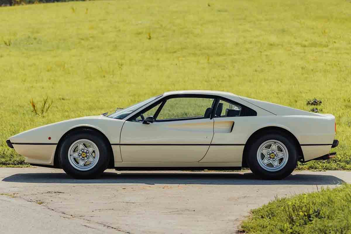 オークションに出品予定の1976年式フェラーリ「308GTBヴェトロレジーナ」(c)2026 BROAD ARROW Auctions