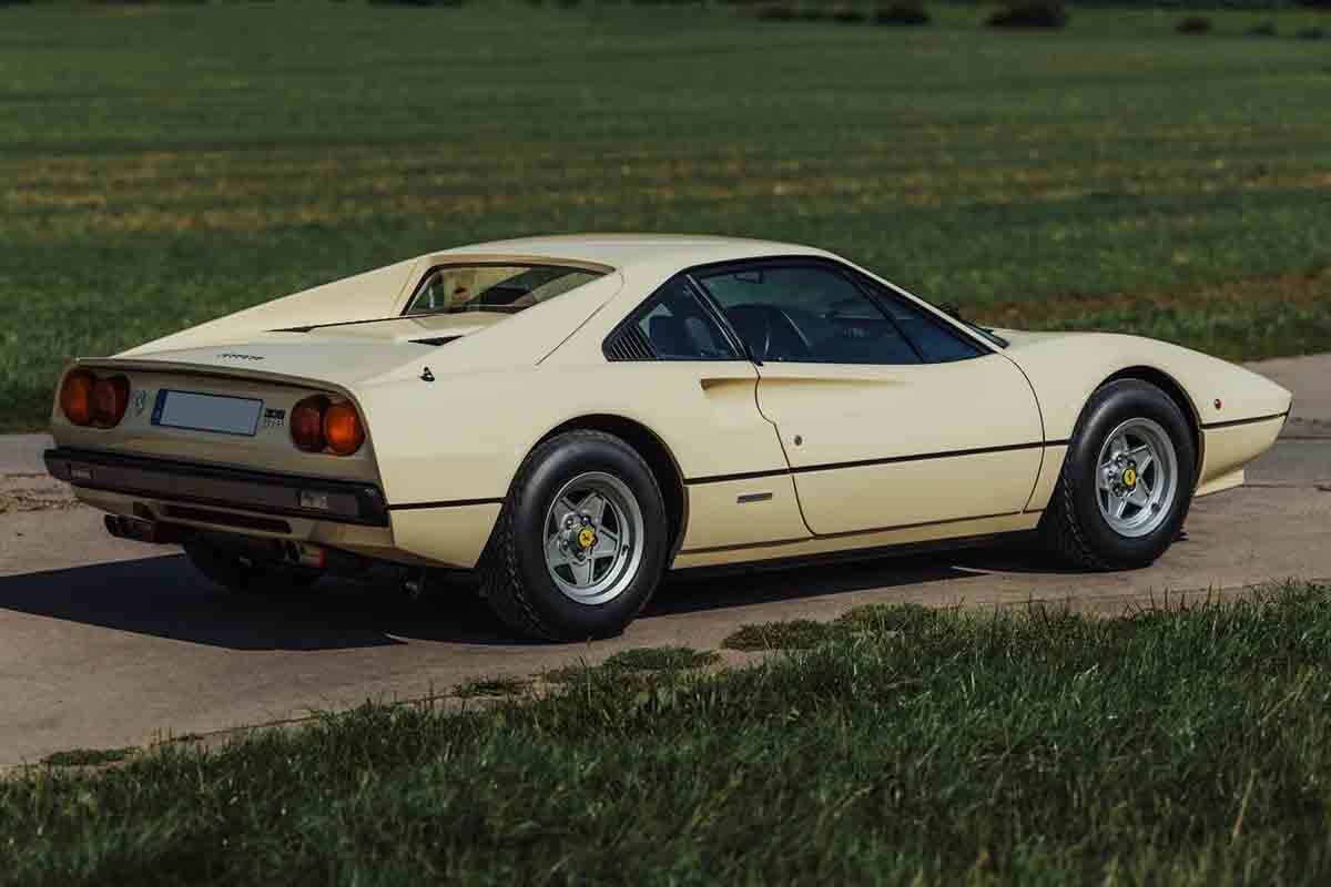 オークションに出品予定の1976年式フェラーリ「308GTBヴェトロレジーナ」(c)2026 BROAD ARROW Auctions